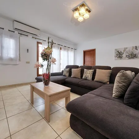 Villa Flavia - Pool, Bbq And Game By Lanzarote